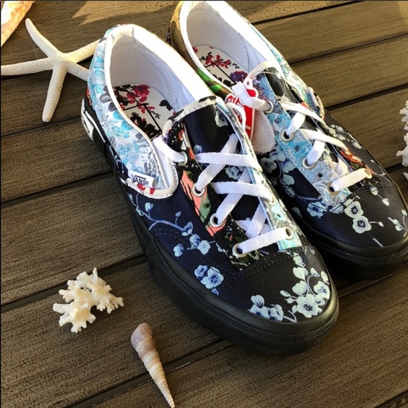 Vans Shoes - 🌴🌼VANS- SLIP ON’S CAP FLORALS SHOES🌼🌴